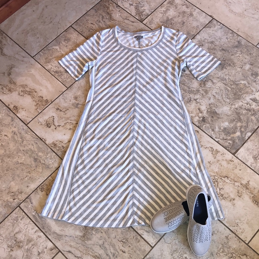 T by Talbots short sleeve gray/white knit dress